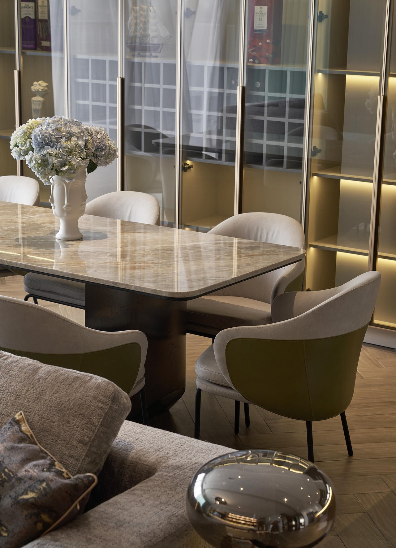 Căn hộ bao trọn view công viên Thống Nhất, thiết kế hiện đại tone chủ đạo ghi xám pha xanh Olive cực huyền bí