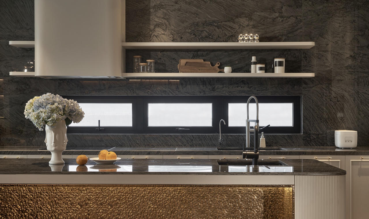 Căn hộ bao trọn view công viên Thống Nhất, thiết kế hiện đại tone chủ đạo ghi xám pha xanh Olive cực huyền bí