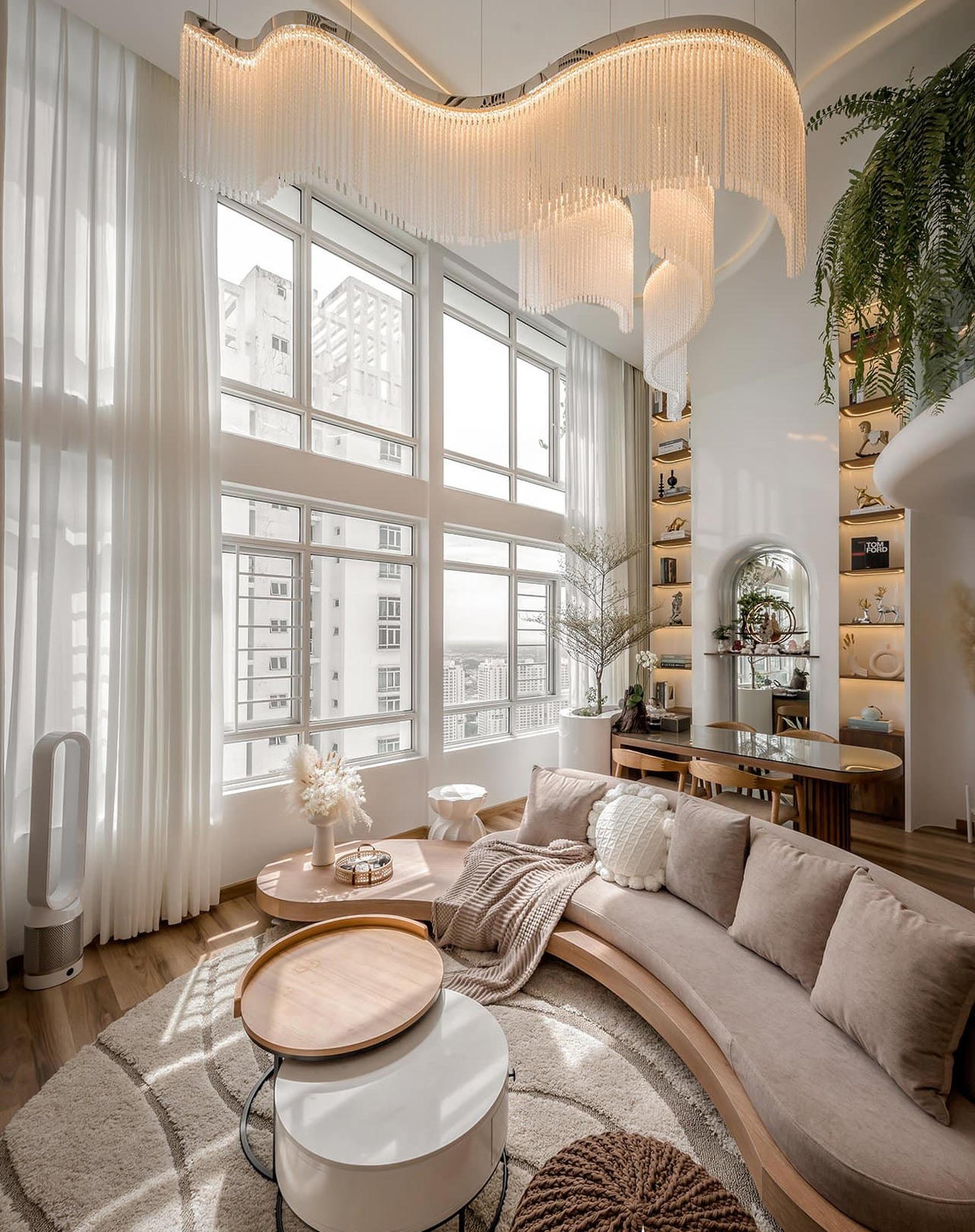 Căn hộ Duplex nổi bật với thiết kế đường cong và tông màu trắng sang trọng