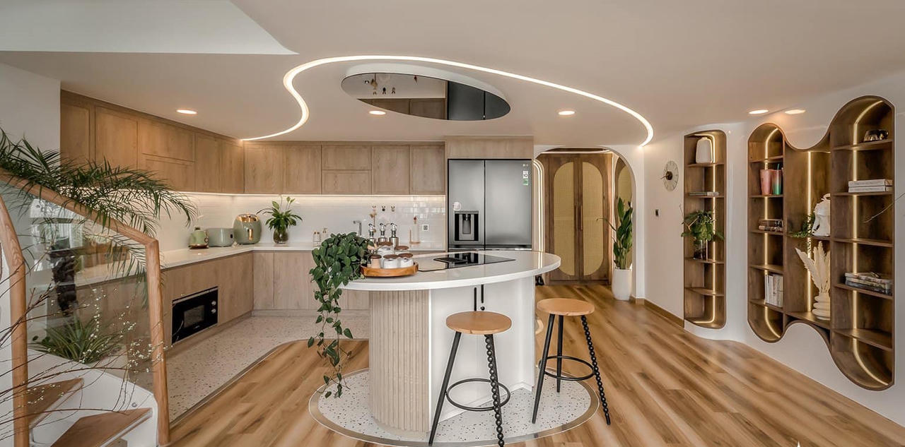 Căn hộ Duplex nổi bật với thiết kế đường cong và tông màu trắng sang trọng