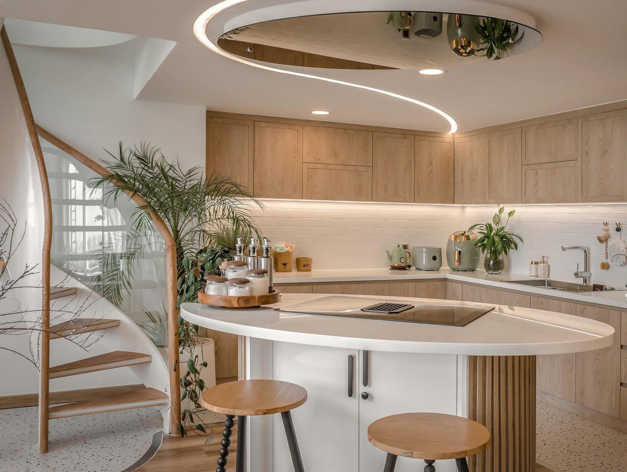 Căn hộ Duplex nổi bật với thiết kế đường cong và tông màu trắng sang trọng