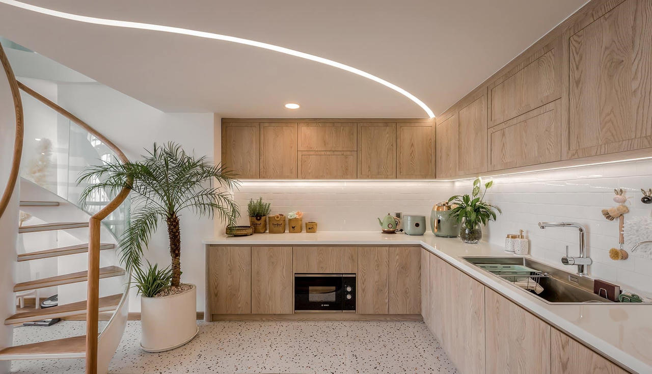 Căn hộ Duplex nổi bật với thiết kế đường cong và tông màu trắng sang trọng