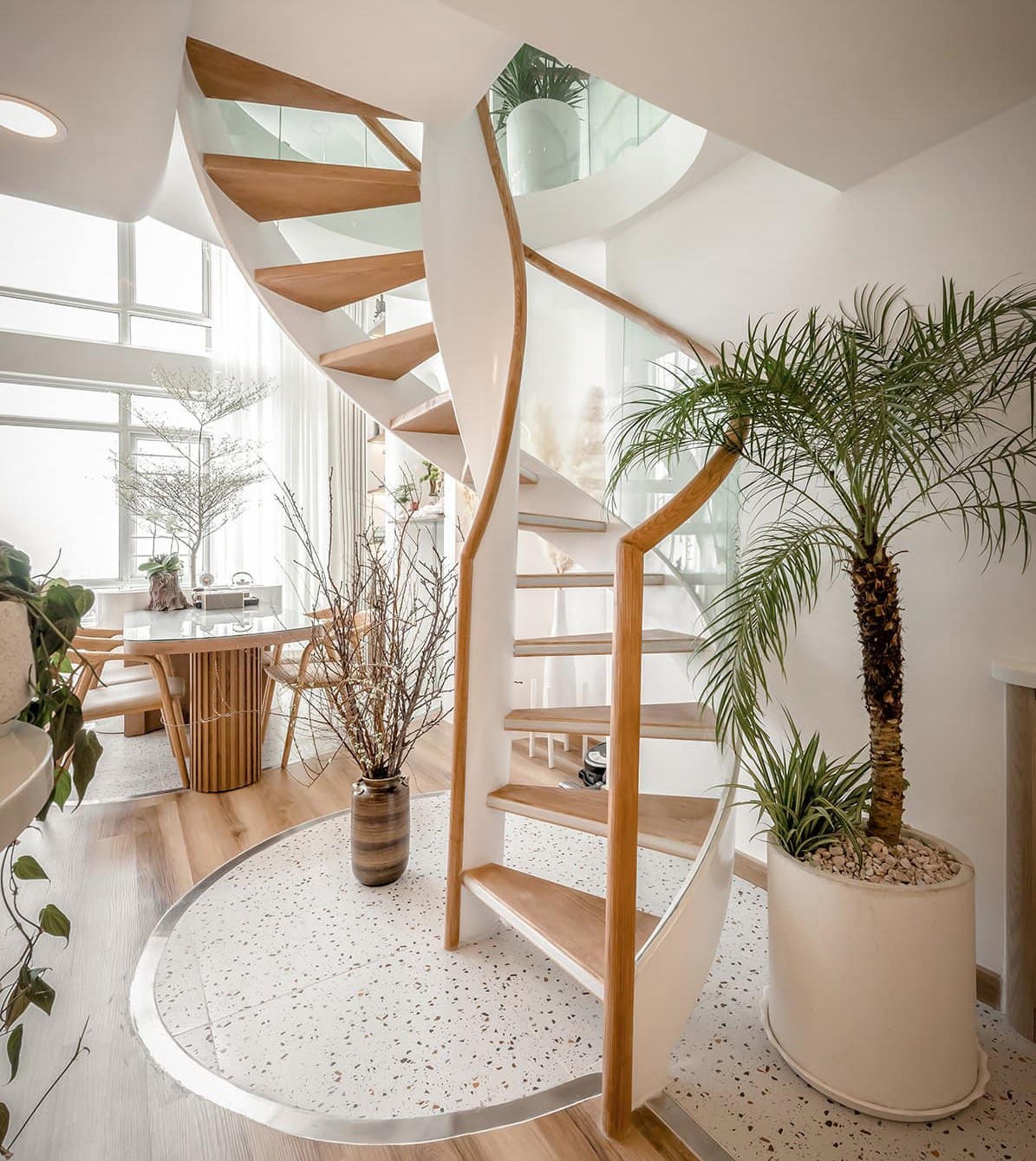 Căn hộ Duplex nổi bật với thiết kế đường cong và tông màu trắng sang trọng