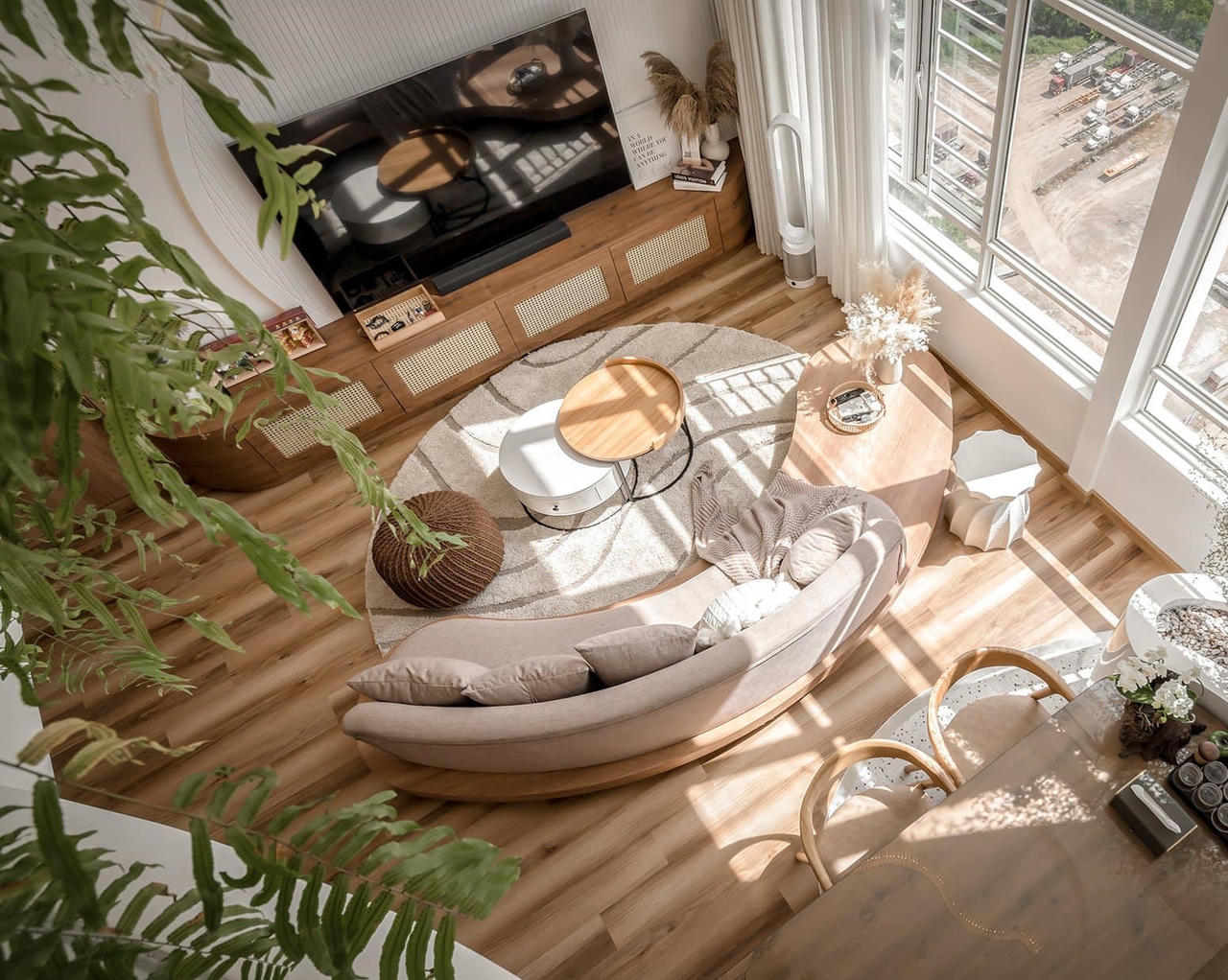 Căn hộ Duplex nổi bật với thiết kế đường cong và tông màu trắng sang trọng