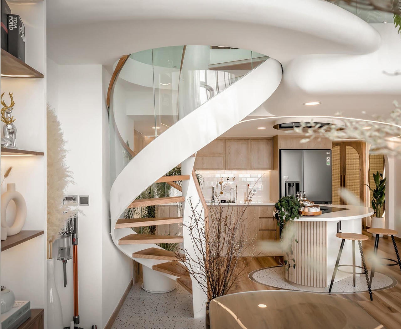 Căn hộ Duplex nổi bật với thiết kế đường cong và tông màu trắng sang trọng