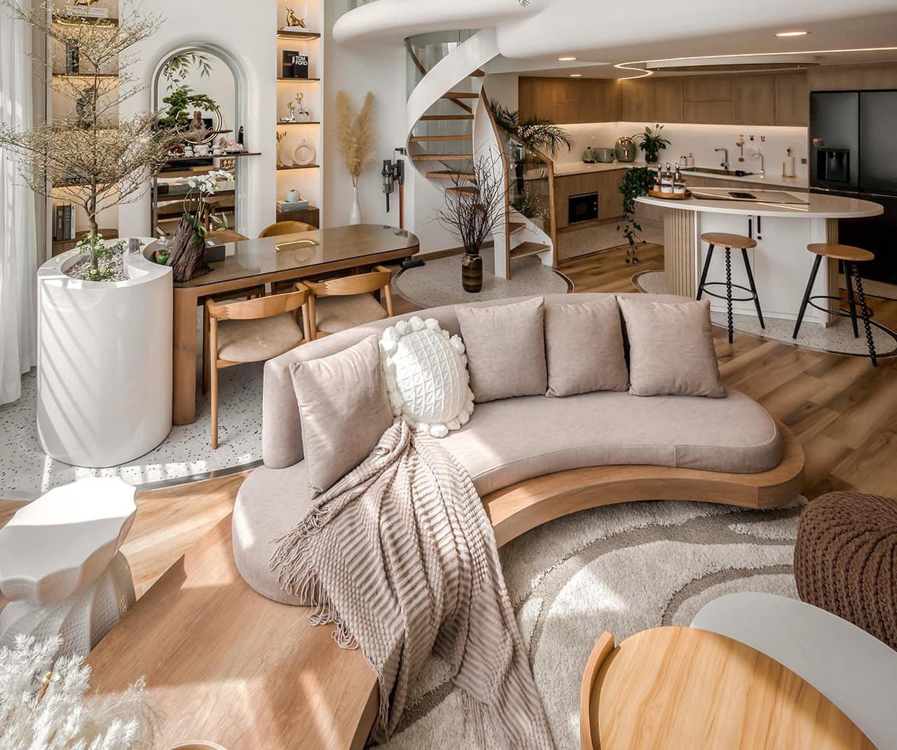 Căn hộ Duplex nổi bật với thiết kế đường cong và tông màu trắng sang trọng