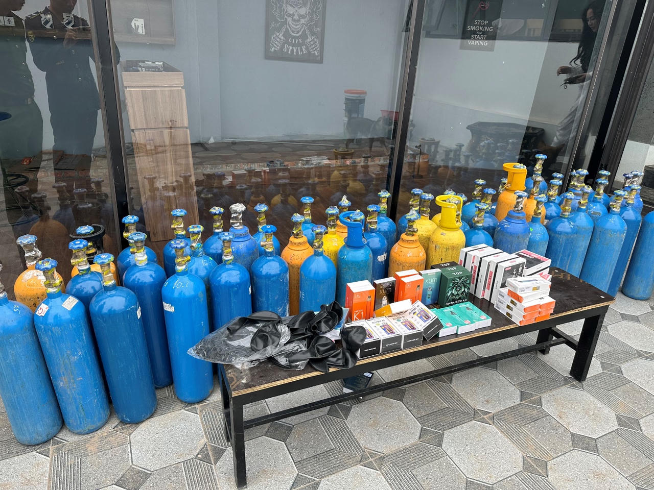 Thu giữ số lượng lớn bình dạng khí N2O và máy làm nóng tinh dầu