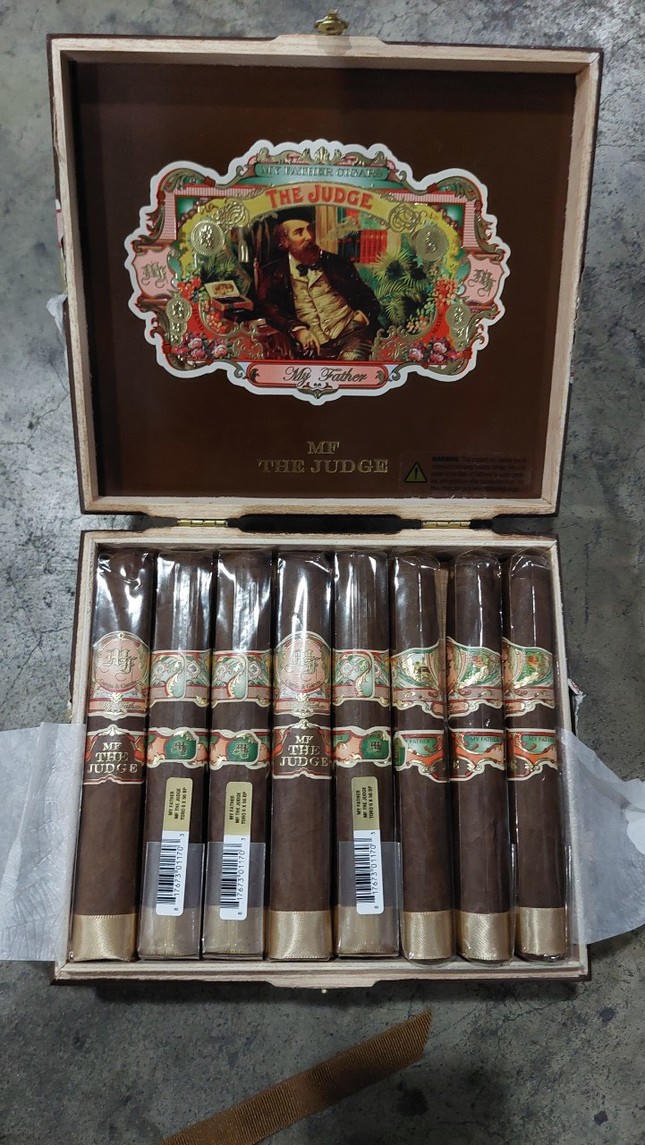 Thu giữ gần 75.000 sản phẩm đồ chơi và số lượng lớn xì gà tại địa điểm kinh doanh logistics Viettel