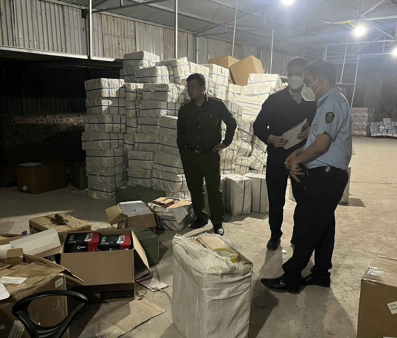 Triệt phá kho hàng khủng không rõ nguồn gốc xuất xứ tại huyện Thanh Trì (Hà Nội)