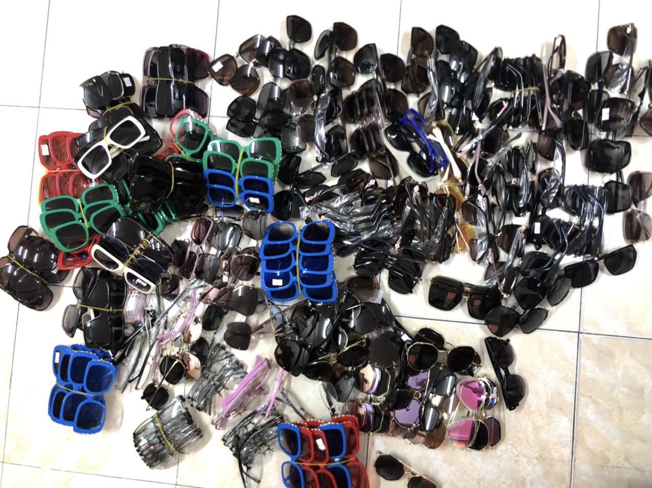 Phát hiện kính mắt giả nhãn hiệu, xe đạp điện nghi nhập lậu