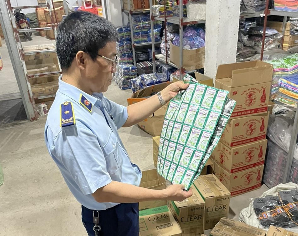 Phát hiện hàng chục nghìn sản phẩm dầu gội, kem đánh răng giả mạo nhãn hiệu 