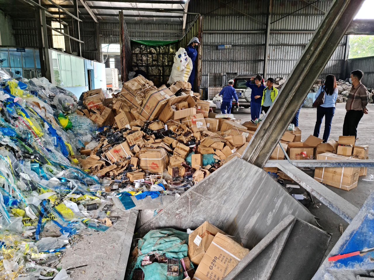 Tiêu hủy sản phẩm hàng giả, hàng nhập lậu trị giá trên 1,8 tỷ đồng