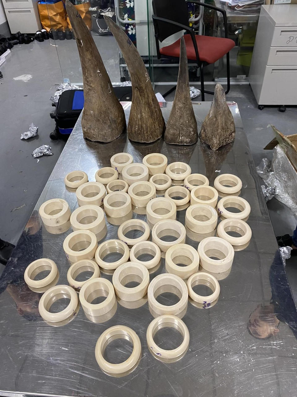 Phát hiện tê giác và ngà voi nhập lậu qua Cảng hàng không quốc tế Nội Bài