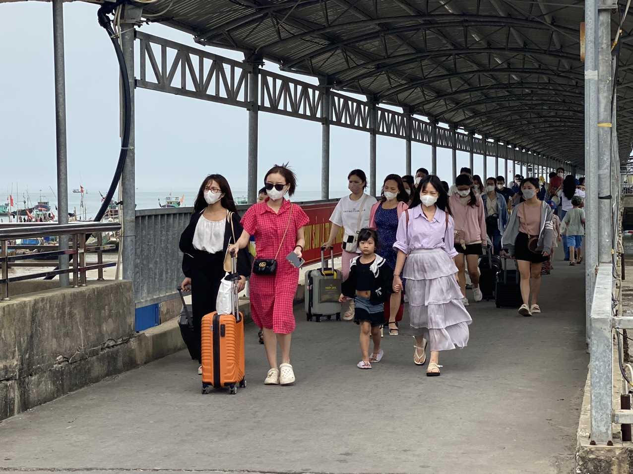 Hơn 8.000 lượt khách đến Cô Tô trong ngày đầu kỳ nghỉ Lễ