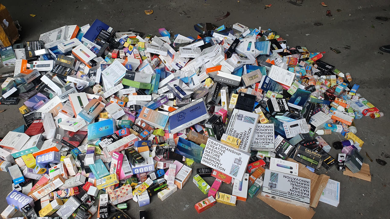 Tiêu hủy trên 1.000 sản phẩm máy hút thuốc lá điện tử và tinh dầu các loại