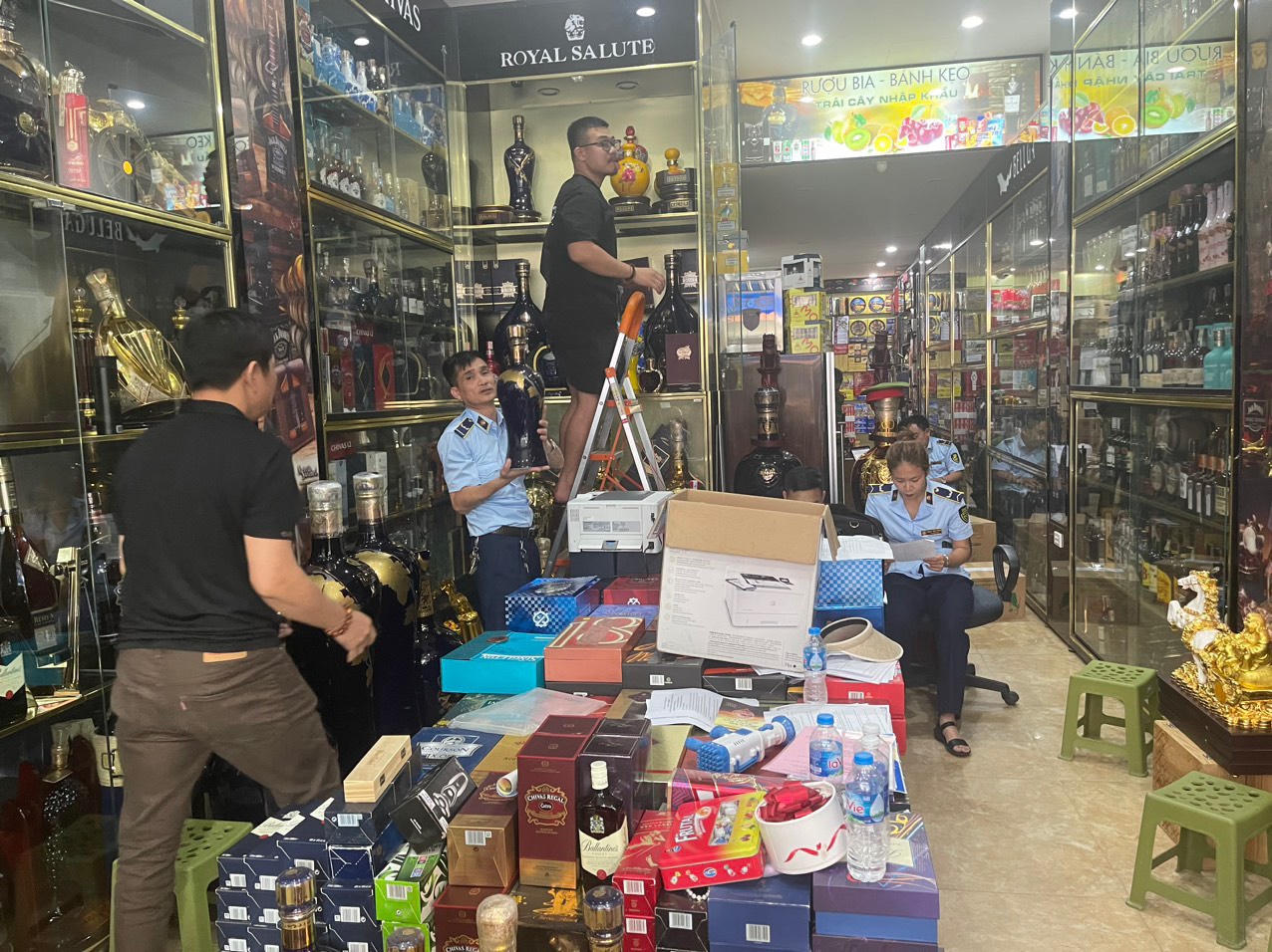 Thu giữ số lượng lớn rượu ngoại, xì gà và thuốc lá nhập lậu tại Bắc Giang, Đồng Tháp