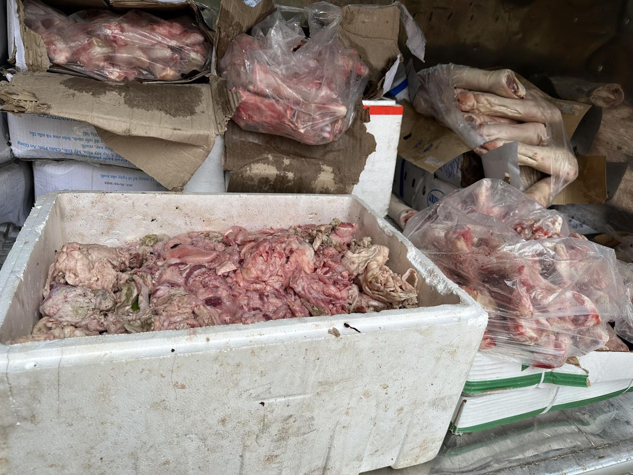 Phát hiện gần 1 tấn thực phẩm 'bẩn' chuẩn bị bán vào bếp ăn Khu công nghiệp 