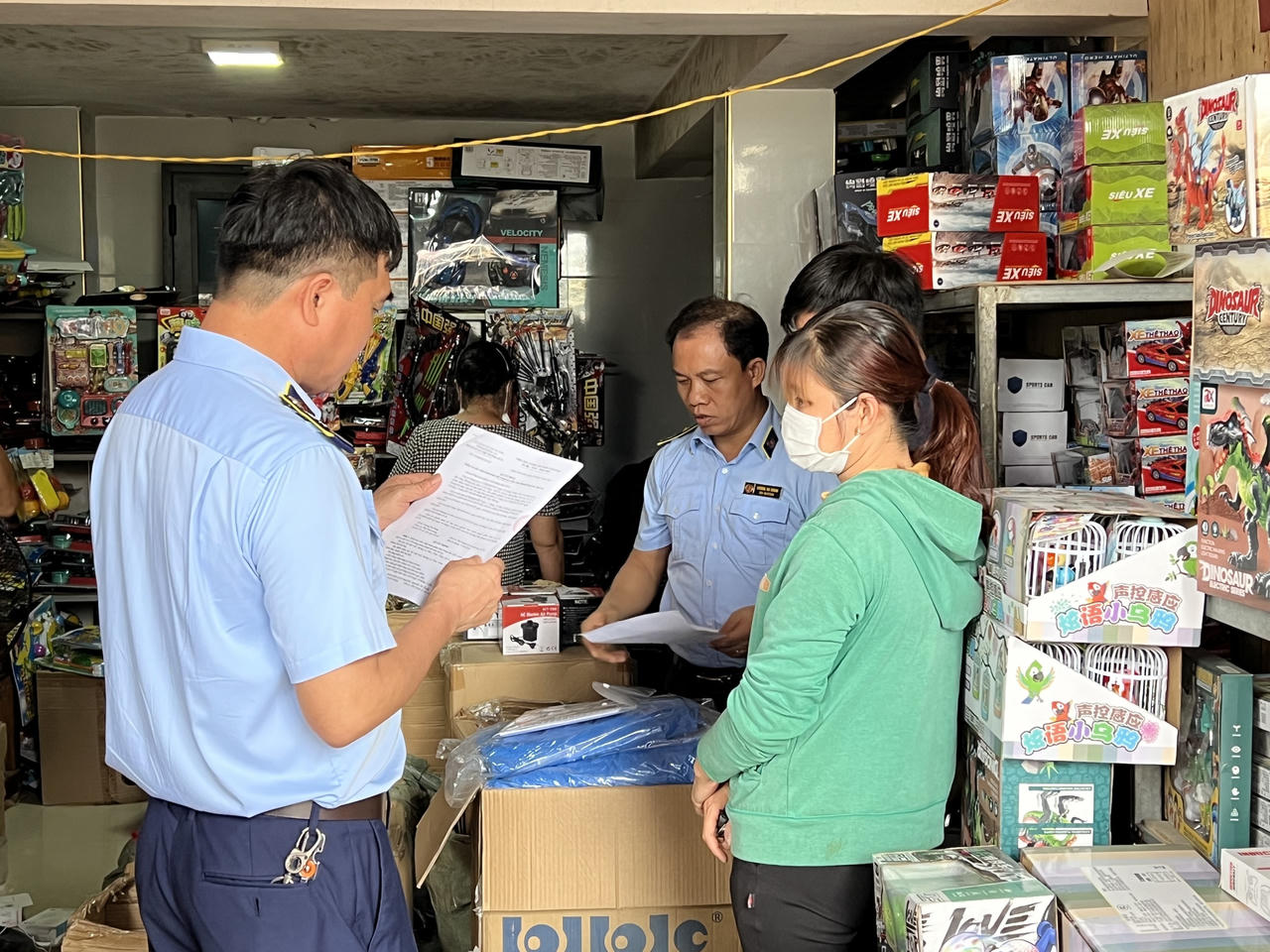 Thu mua gần 2.000 sản phẩm đồ chơi trẻ em 'trôi nổi' về bán kiếm lời