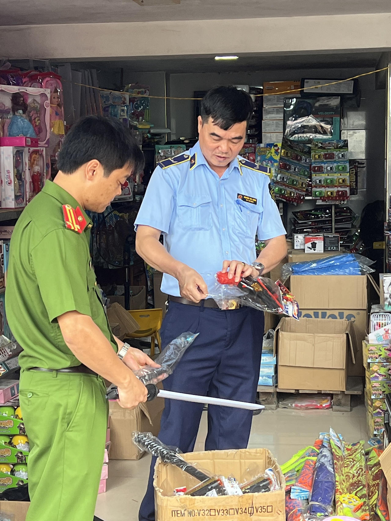 Thu mua gần 2.000 sản phẩm đồ chơi trẻ em 'trôi nổi' về bán kiếm lời