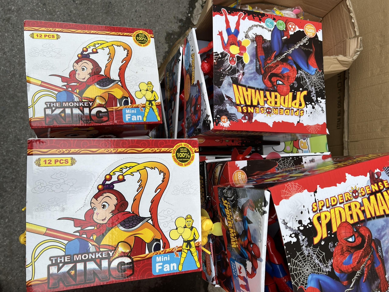 Thu mua gần 2.000 sản phẩm đồ chơi trẻ em 'trôi nổi' về bán kiếm lời