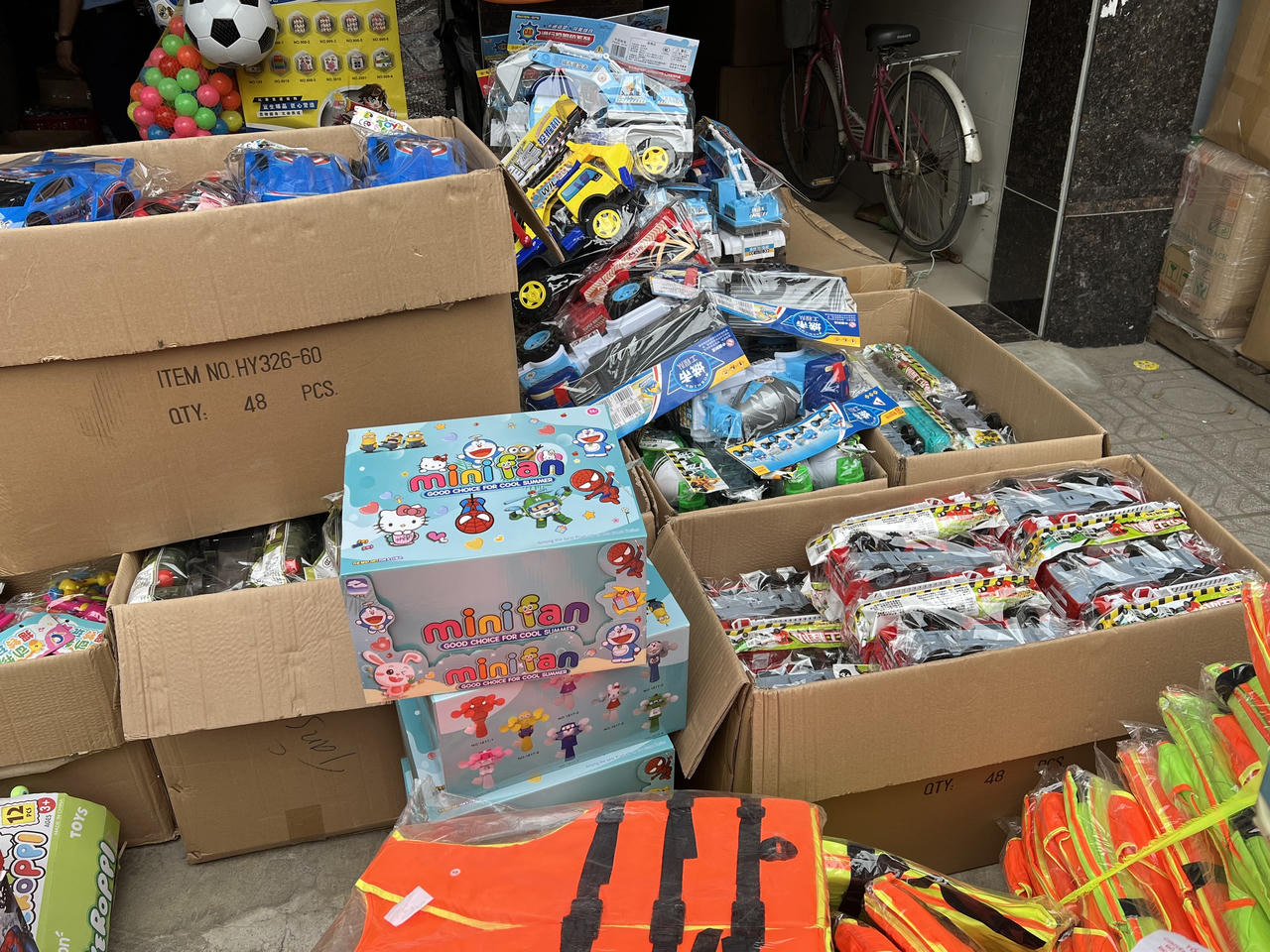 Thu mua gần 2.000 sản phẩm đồ chơi trẻ em 'trôi nổi' về bán kiếm lời