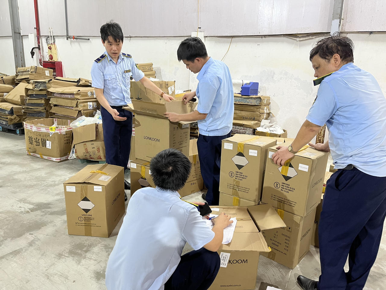 Phát hiện kho hàng 'khủng' chứa hàng nghìn điện thoại, máy tính bảng… nghi nhập lậu