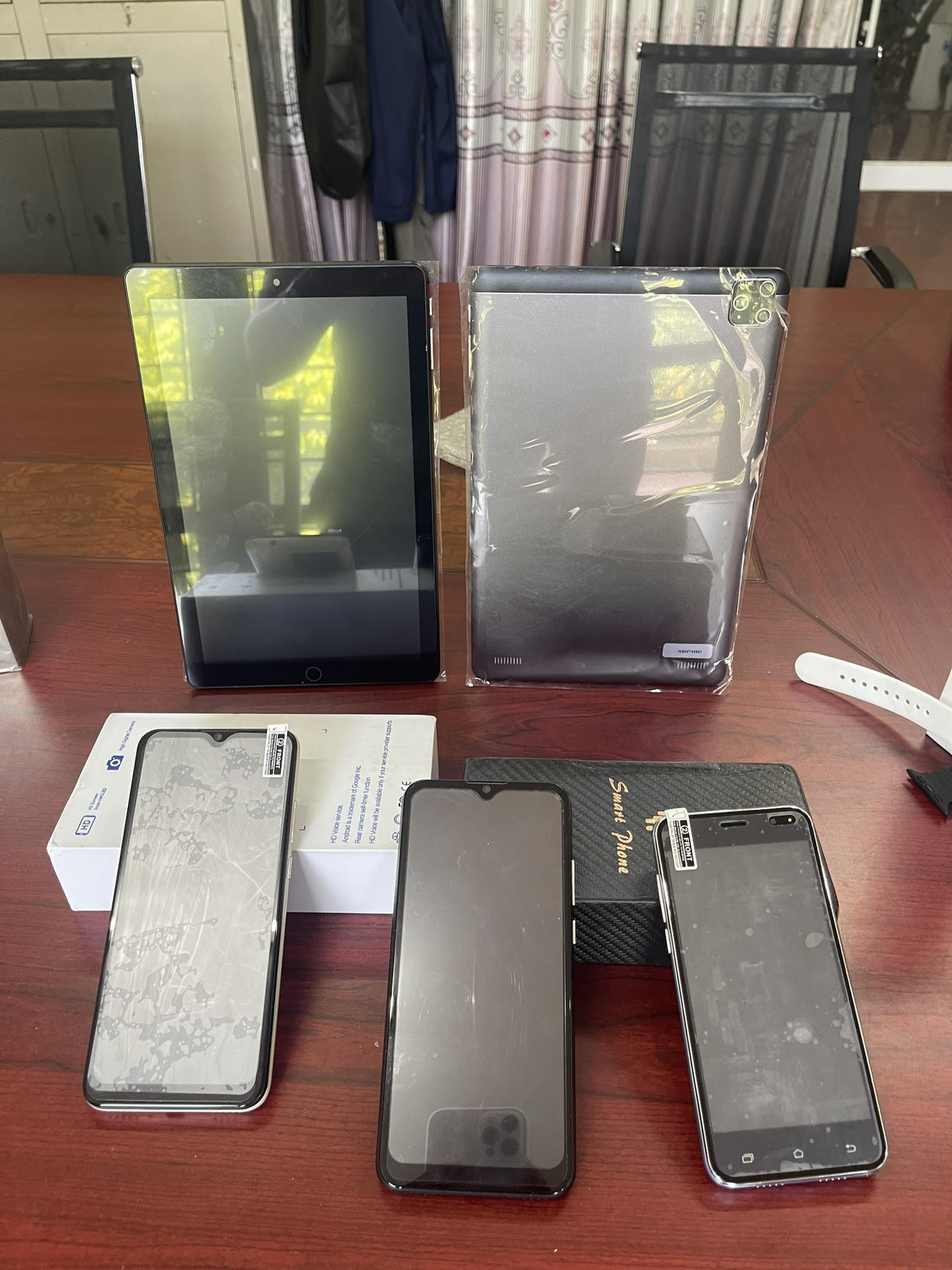 Phát hiện kho hàng 'khủng' chứa hàng nghìn điện thoại, máy tính bảng… nghi nhập lậu