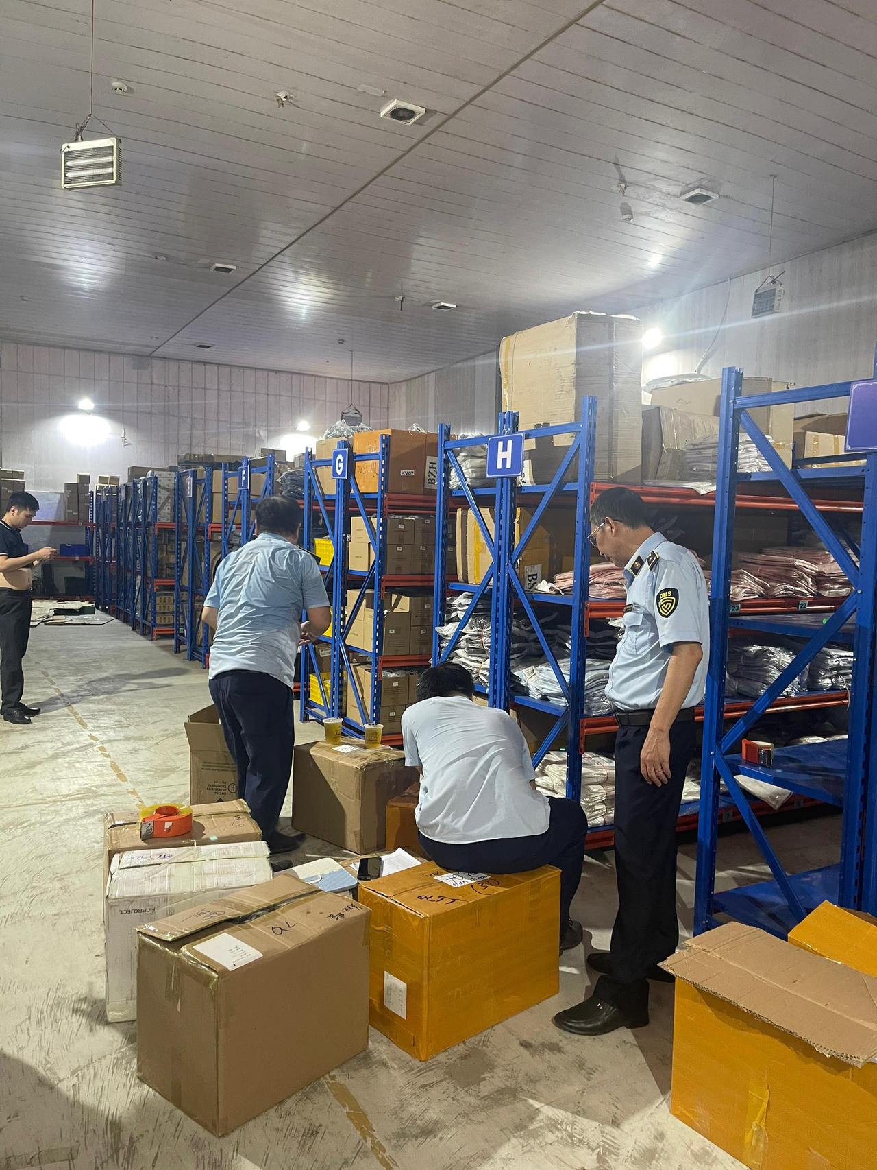 Phát hiện kho hàng 'khủng' chứa hàng nghìn điện thoại, máy tính bảng… nghi nhập lậu