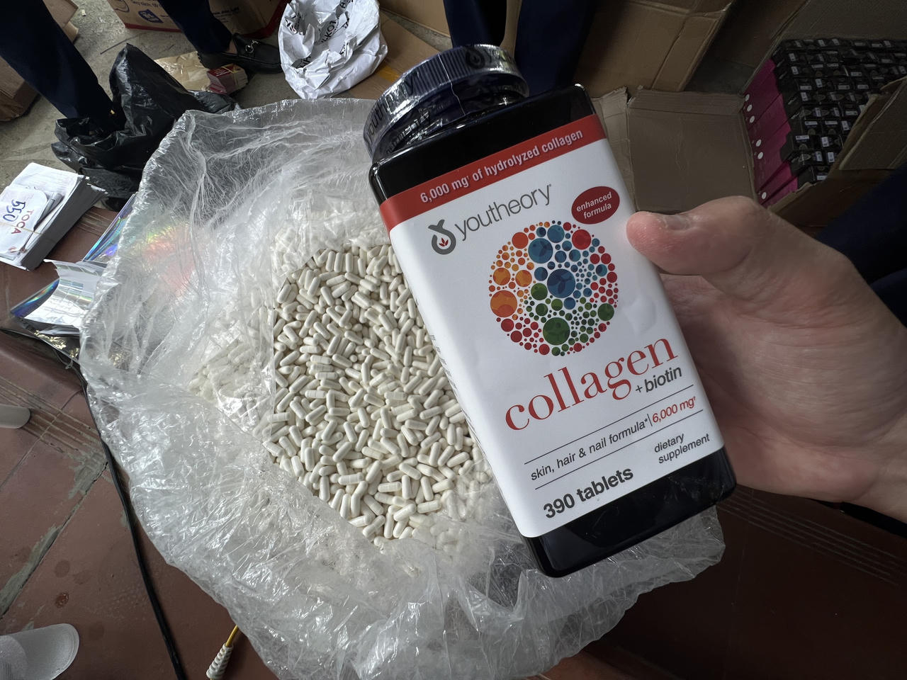 Gần 12.000 lọ thực phẩm chức năng được “ra lò” trong căn nhà cấp bốn tại huyện Chương Mỹ 