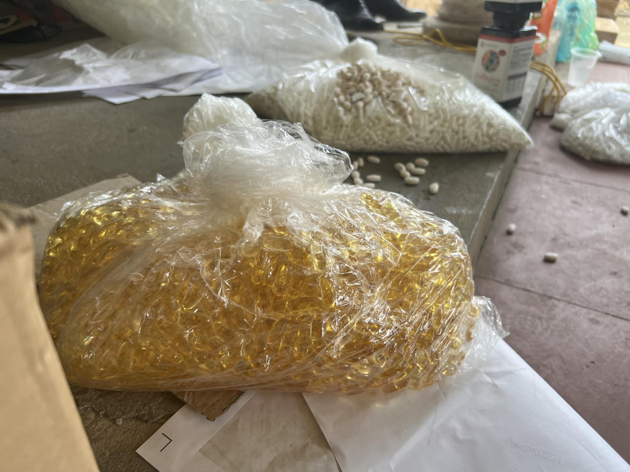 Gần 12.000 lọ thực phẩm chức năng được “ra lò” trong căn nhà cấp bốn tại huyện Chương Mỹ 