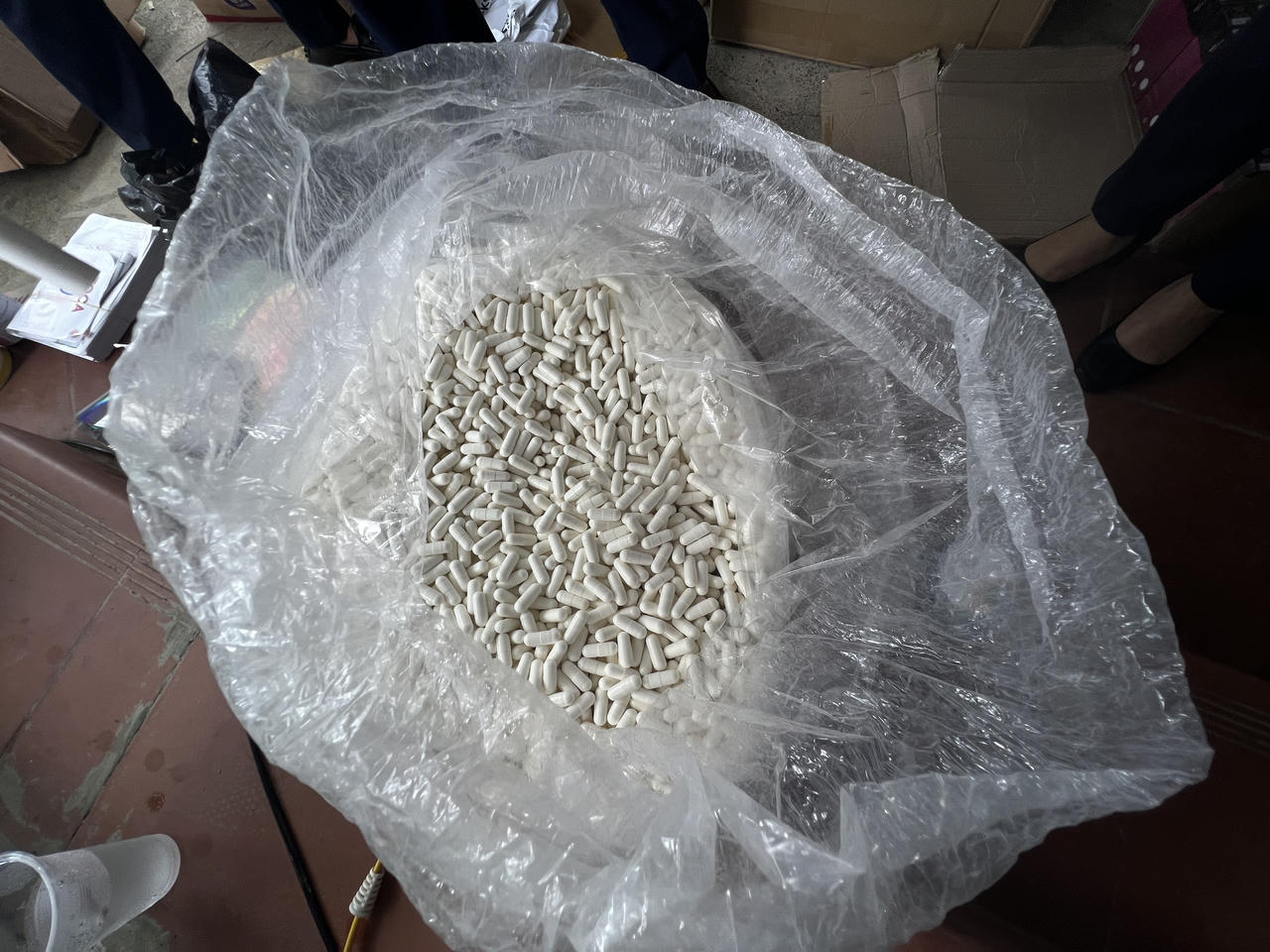 Gần 12.000 lọ thực phẩm chức năng được “ra lò” trong căn nhà cấp bốn tại huyện Chương Mỹ 