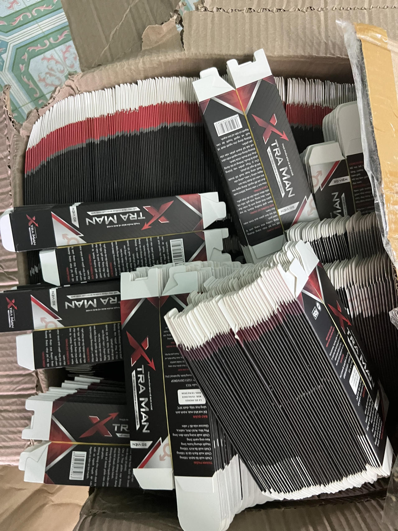 Gần 12.000 lọ thực phẩm chức năng được “ra lò” trong căn nhà cấp bốn tại huyện Chương Mỹ 