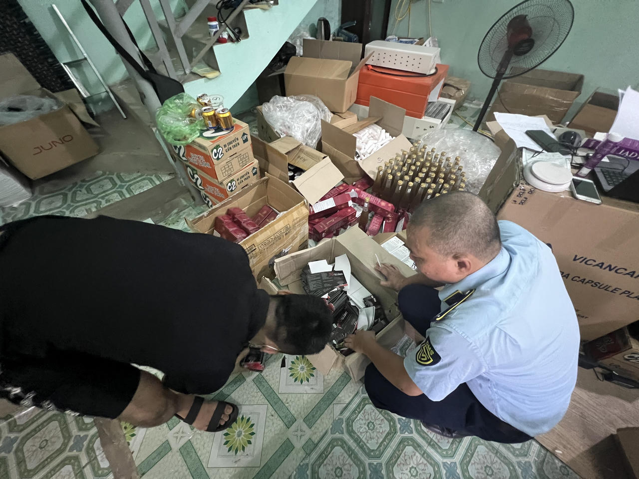 Gần 12.000 lọ thực phẩm chức năng được “ra lò” trong căn nhà cấp bốn tại huyện Chương Mỹ 