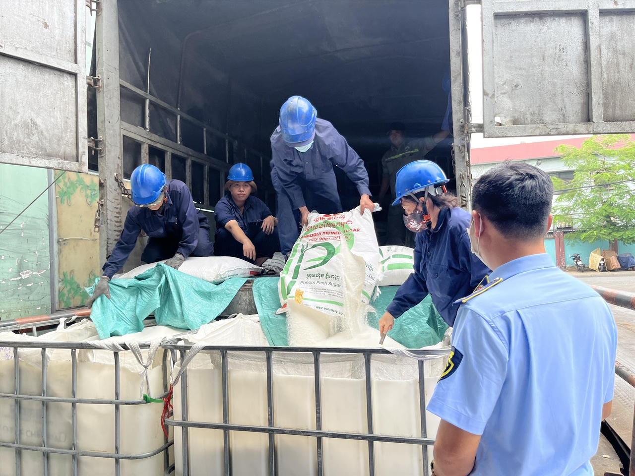 Tiêu hủy gần 19.000 sản phẩm không đảm bảo chất lượng tại TP HCM