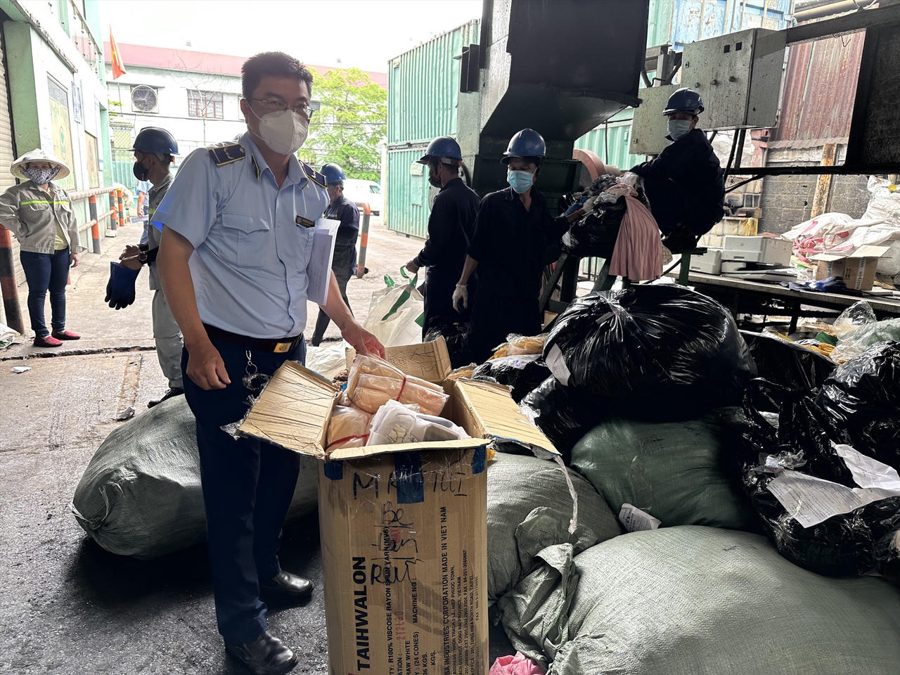 Tiêu hủy gần 19.000 sản phẩm không đảm bảo chất lượng tại TP HCM