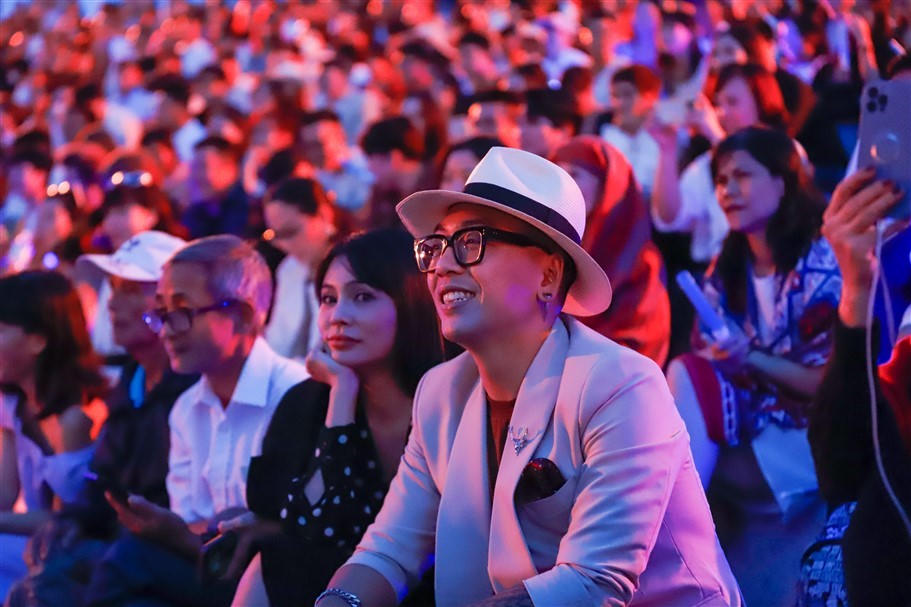 Show Hồ Ngọc Hà gây ấn tượng với sân khấu 3D mapping tại Bà Nà 