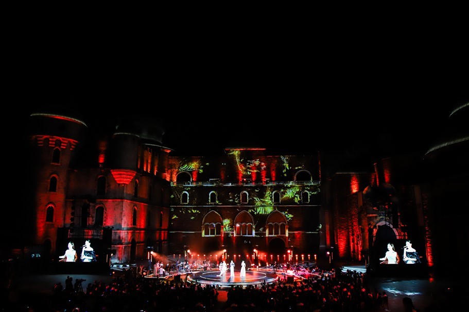 Show Hồ Ngọc Hà gây ấn tượng với sân khấu 3D mapping tại Bà Nà 