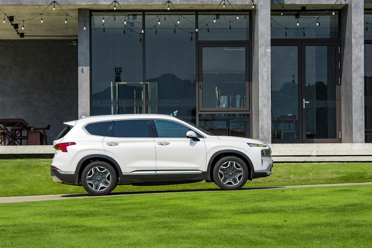 Hyundai Santa Fe Hybrid chính thức ra mắt tại Việt Nam với giá 1,45 tỷ đồng