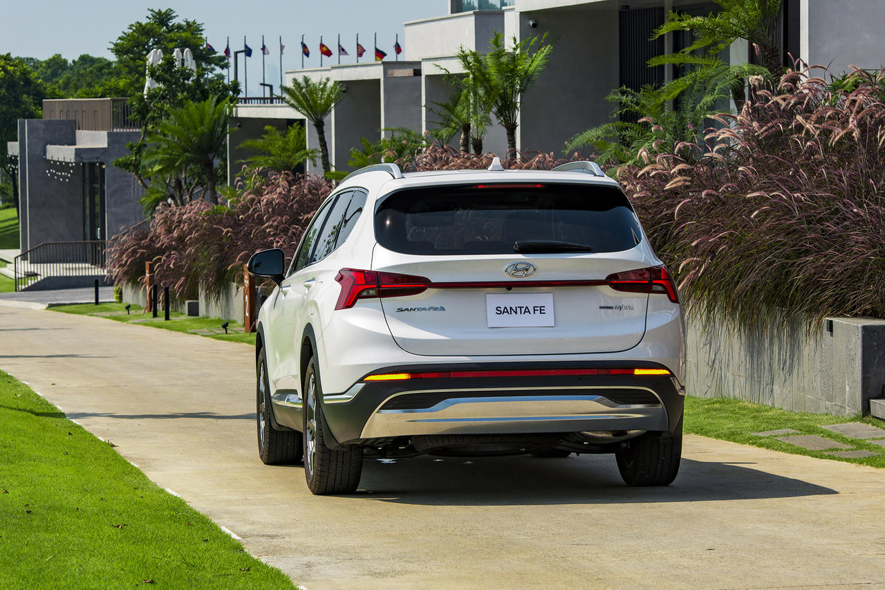 Hyundai Santa Fe Hybrid chính thức ra mắt tại Việt Nam với giá 1,45 tỷ đồng