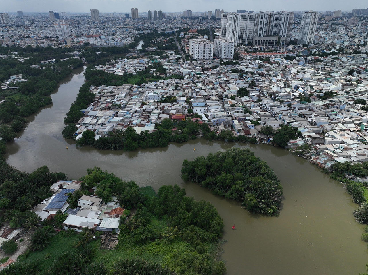 Sạt lở uy hiếp cư dân: Giải pháp nào căn cơ?