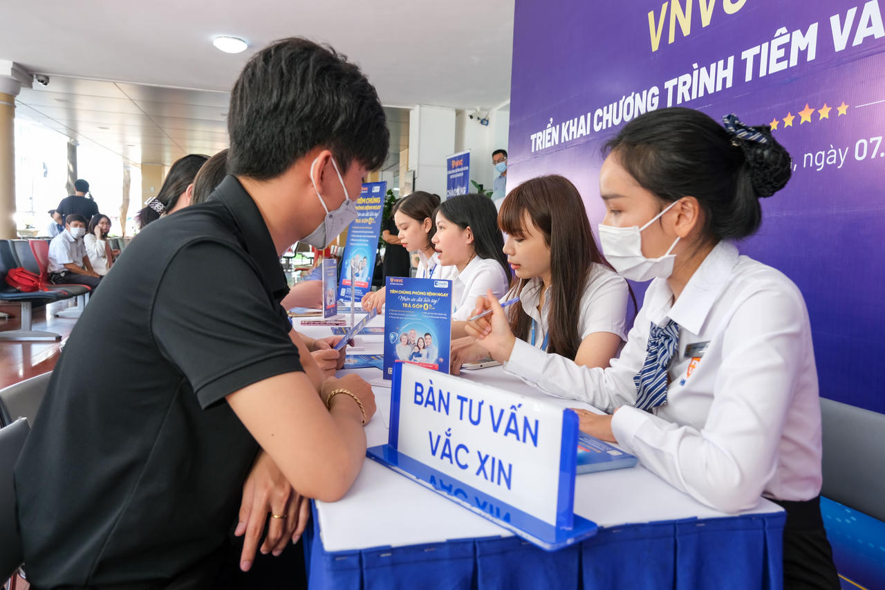 Mcredit hợp tác với VNVC triển khai chương trình tiêm vắc xin trả góp không lãi suất