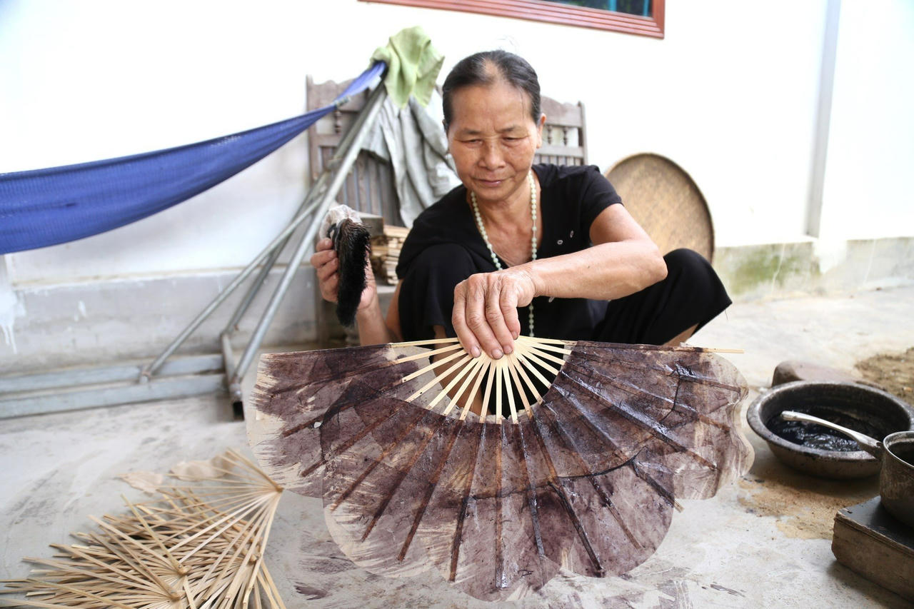Những người “giữ lửa”nghề quạt giấy thủ công trăm tuổi