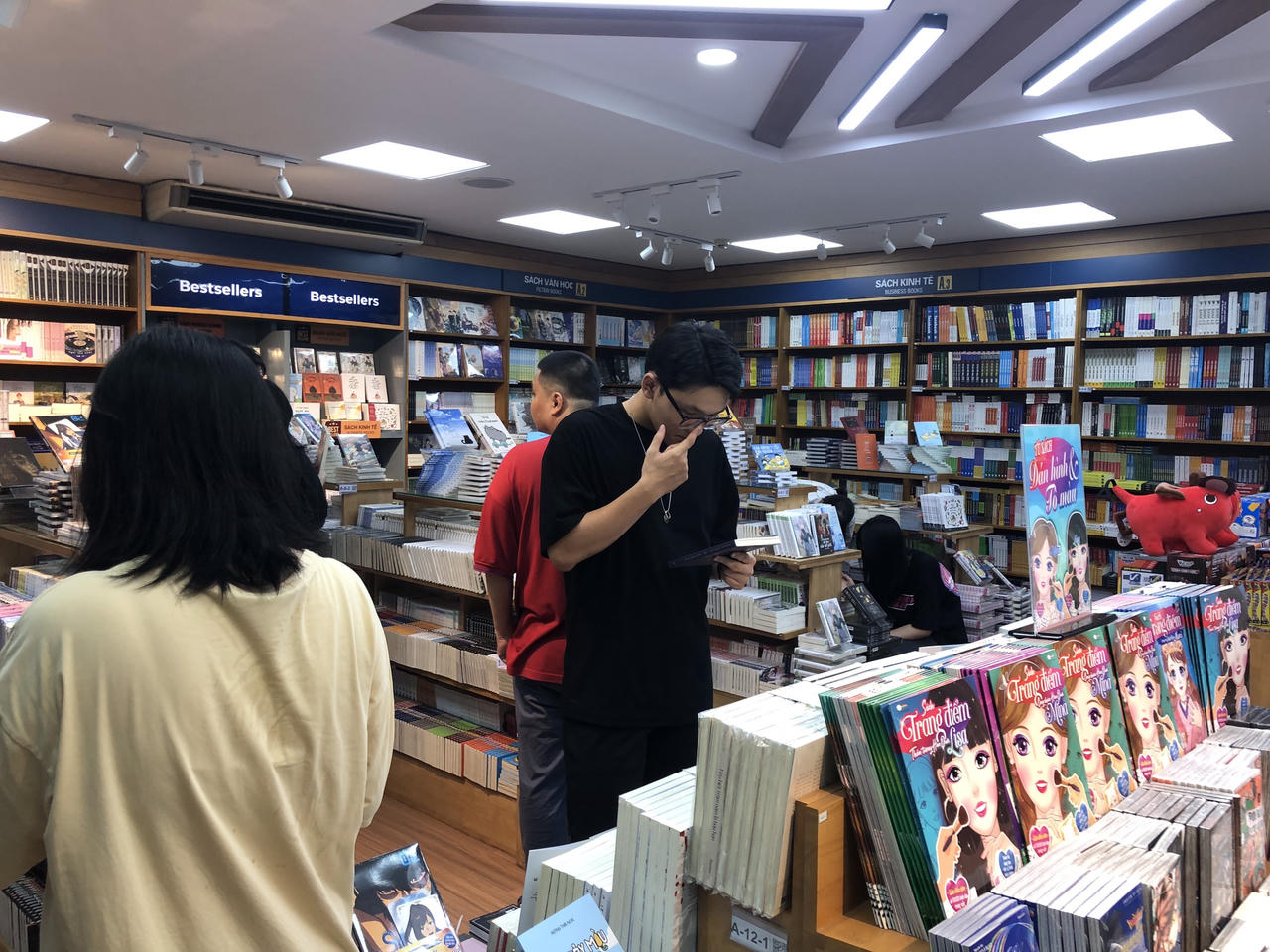 Phụ huynh Hà Nội 'theo nhau' tìm mua sách cho con trước thềm năm học mới