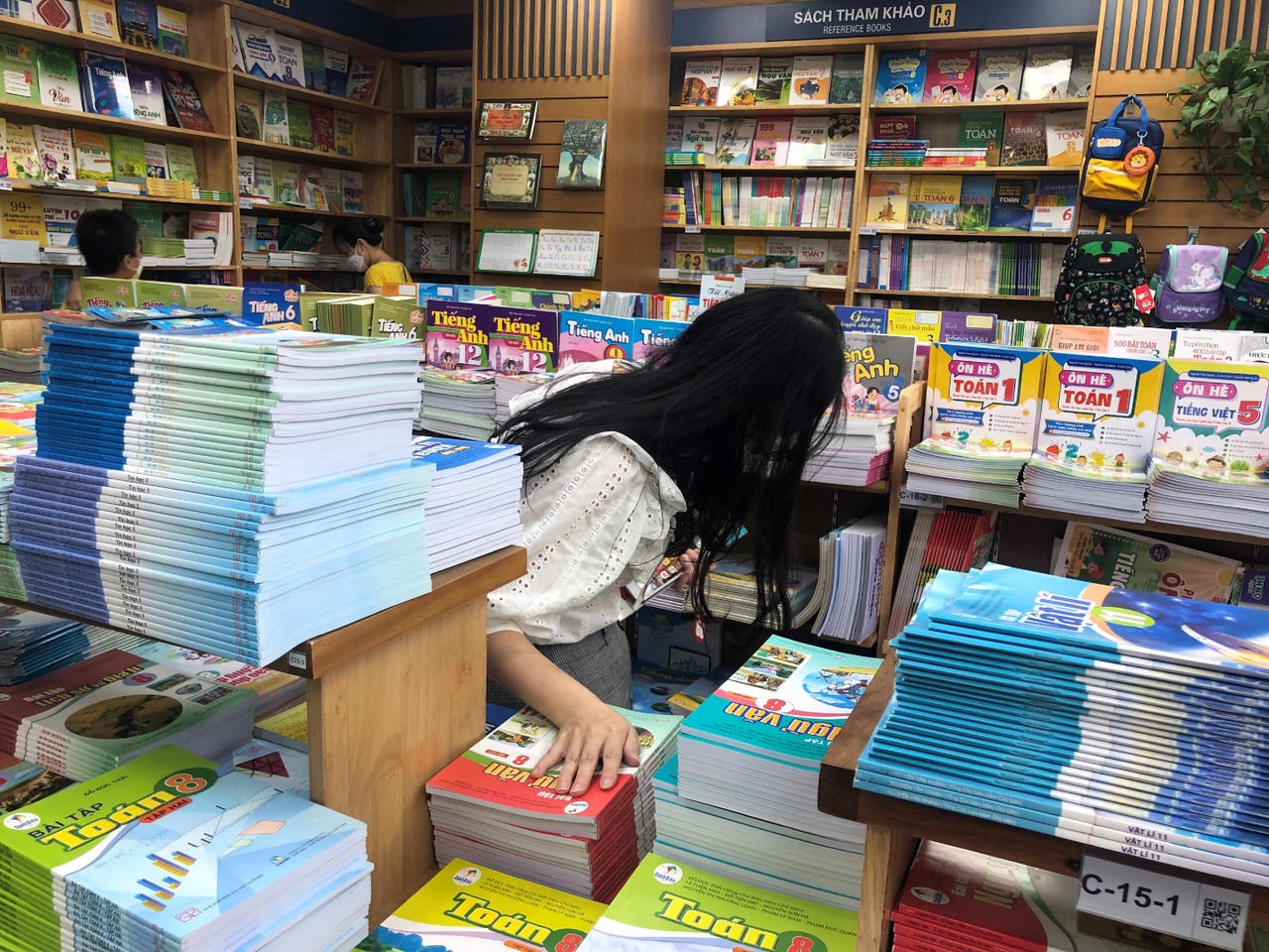 Phụ huynh Hà Nội 'theo nhau' tìm mua sách cho con trước thềm năm học mới