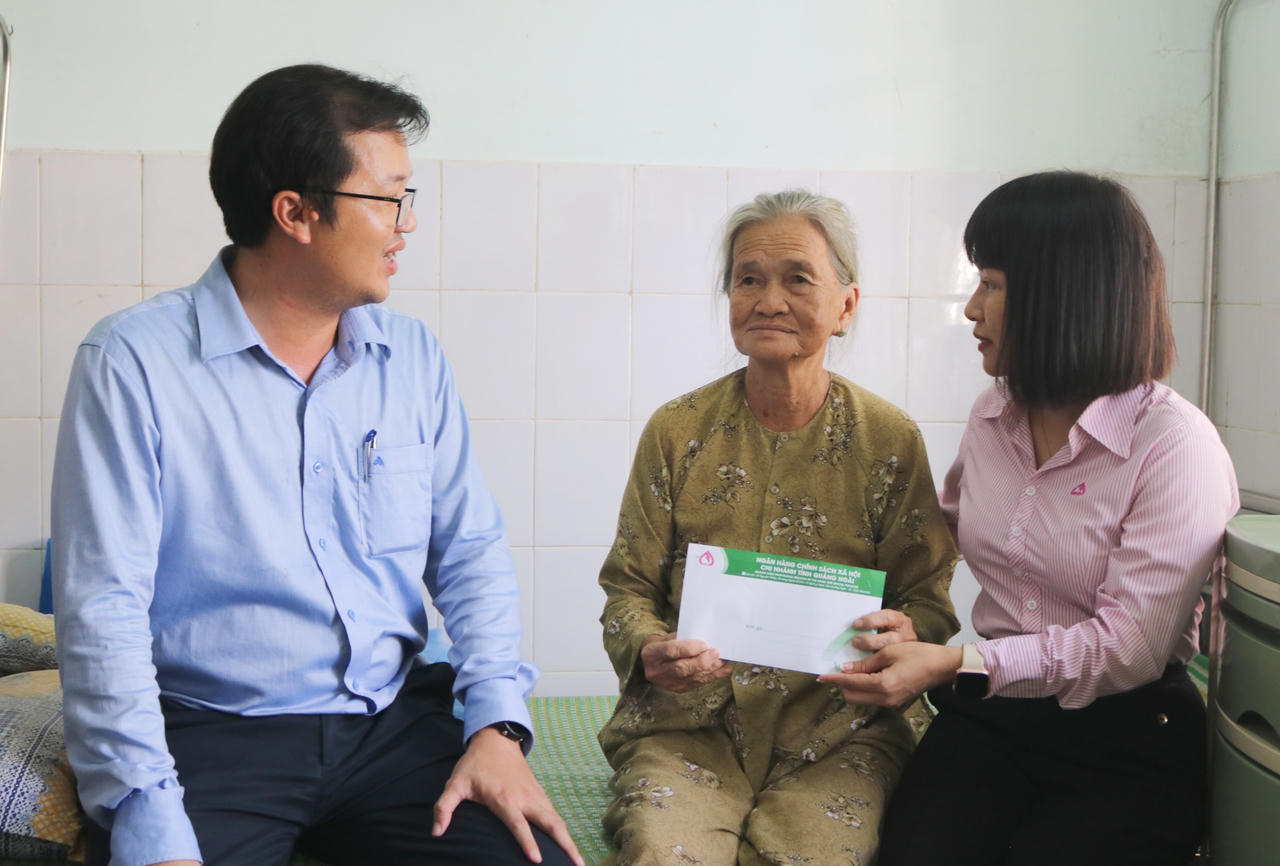 Công đoàn cơ sở NHCSXH tỉnh Quảng Ngãi sôi nổi các hoạt động hướng về Ngày Thương binh - Liệt sĩ