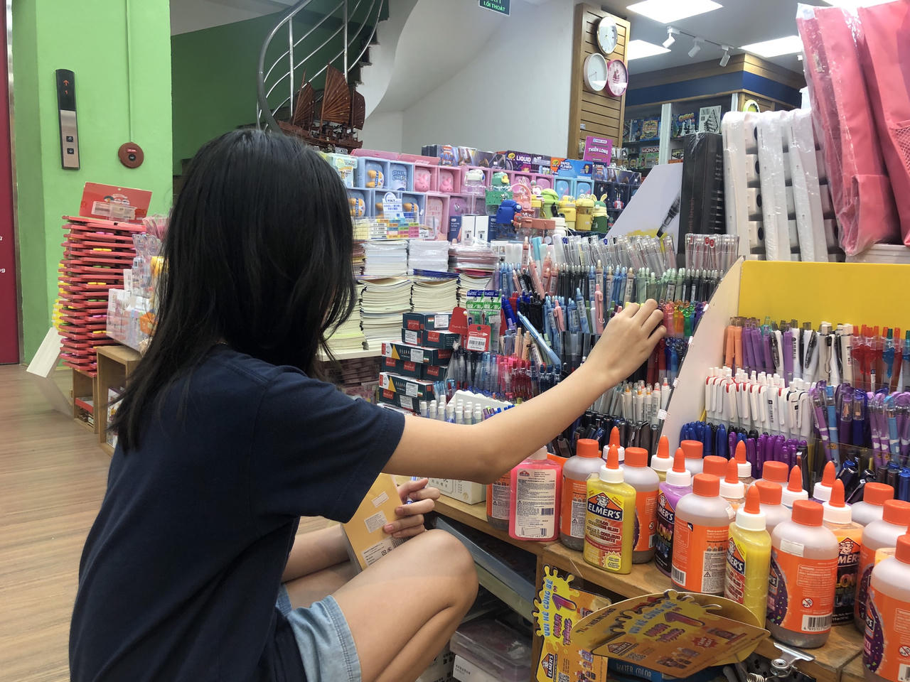 Phụ huynh Hà Nội 'theo nhau' tìm mua sách cho con trước thềm năm học mới