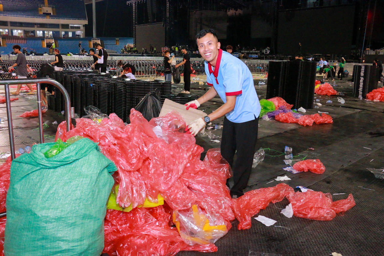 Gần 200 bạn trẻ nhặt rác tại sân vận động mỹ đình sau concert BLACKPINK