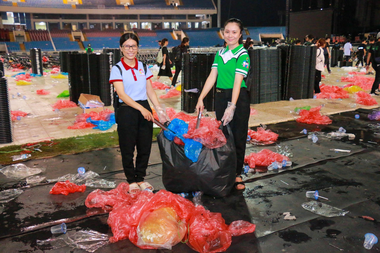 Gần 200 bạn trẻ nhặt rác tại sân vận động mỹ đình sau concert BLACKPINK