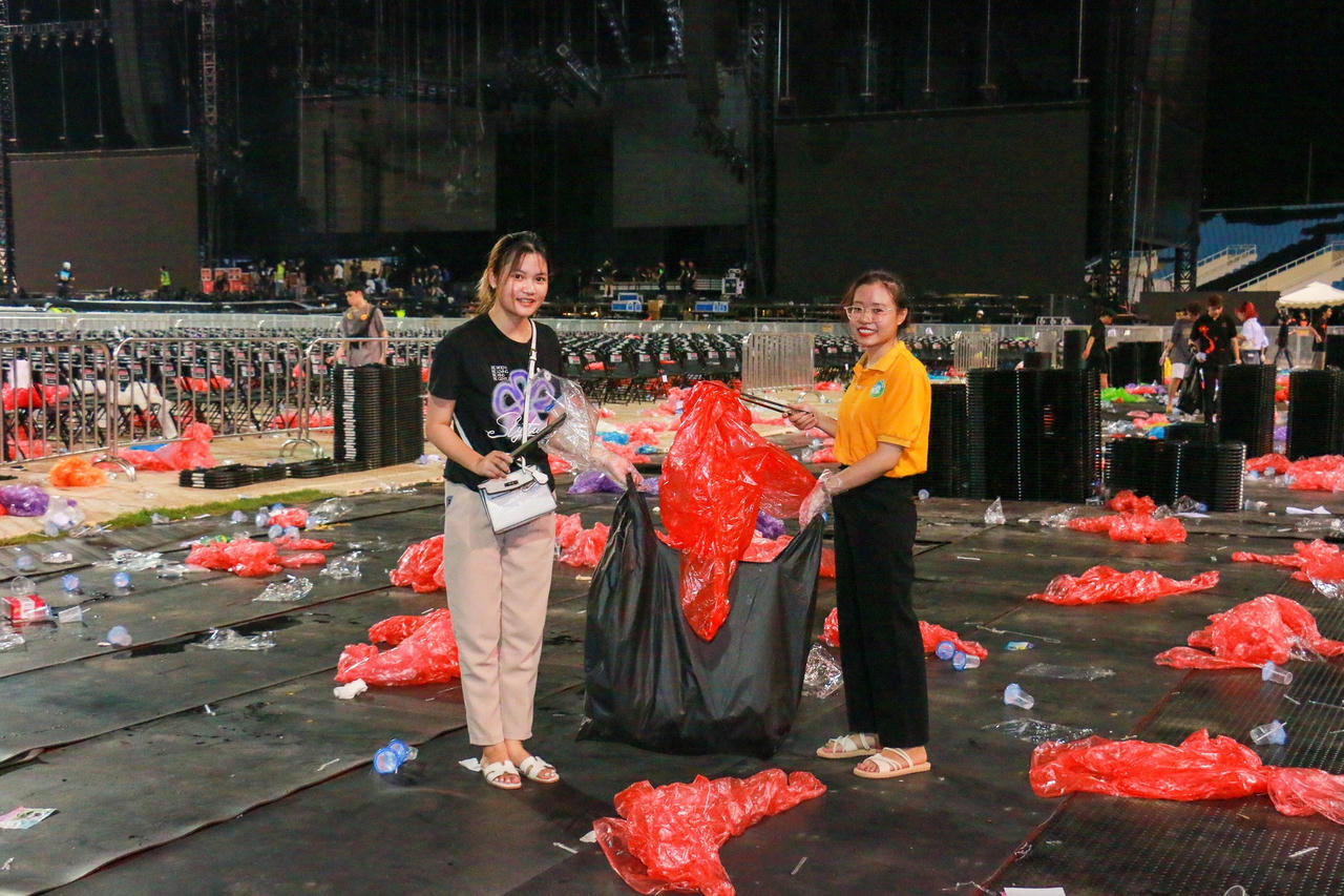 Gần 200 bạn trẻ nhặt rác tại sân vận động mỹ đình sau concert BLACKPINK