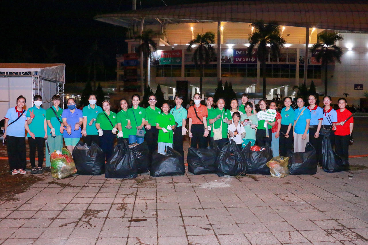 Gần 200 bạn trẻ nhặt rác tại sân vận động mỹ đình sau concert BLACKPINK